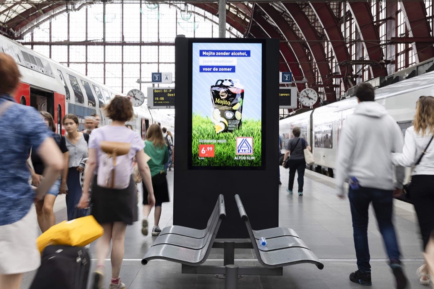 Aldi reclamebord aan Antwerpen-Centraal station