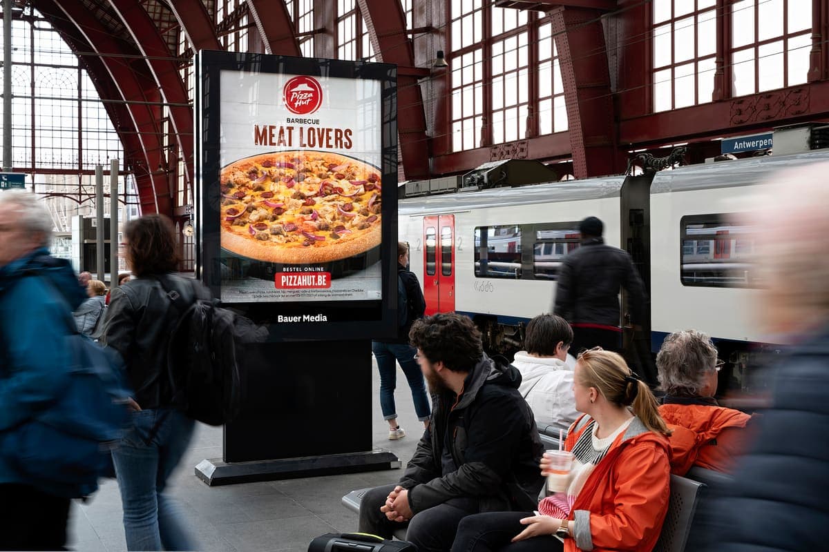 Pizza Hut reclamebord in Antwerpen-Centraal